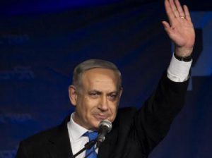 Israels Präsident Netanjahu und Politiker des Likud-Blocks feiert seinen Sieg für die Knesset. Er ist ein besonders harter Verfechter einer agressiven Kriegspolitik.