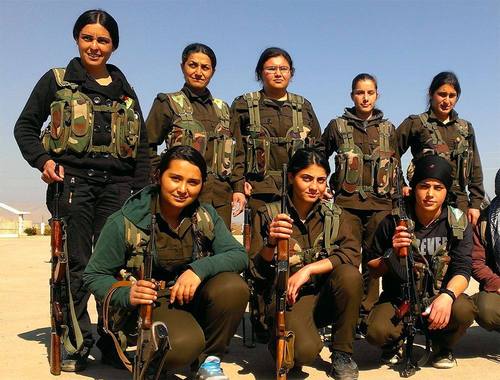 Weibliche Kämpferinnen stellen einen großen Teil der Selbstverteidigungstruppen der Kurd*innen Quelle: https://33.media.tumblr.com/07f571bb1c9f231eb3a10722855f0f8b/tumblr_napm92N41J1tb16pso1_500.jpg