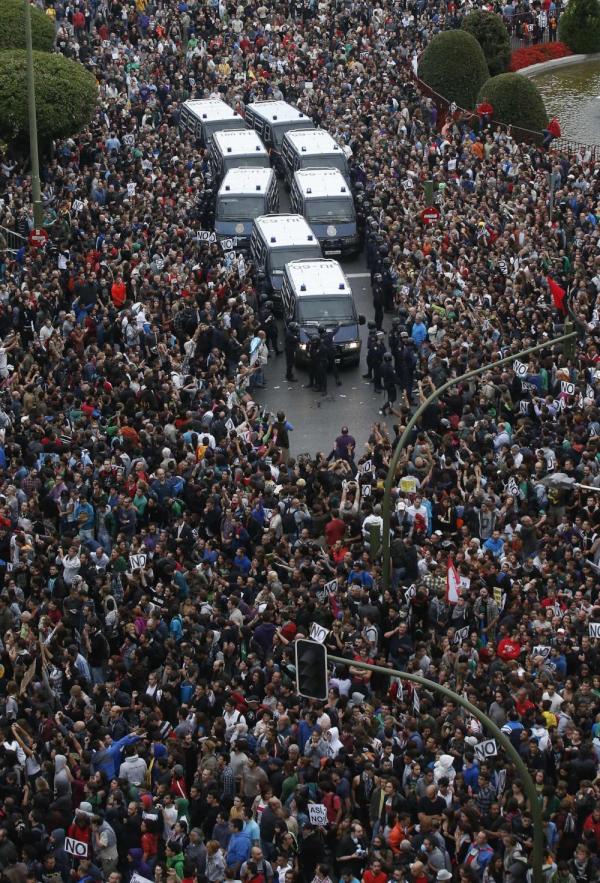 Tausende demonstrieren gegen die Sparpolitik der Regierungen in Spanien, Italien, Griechenland, usw.
